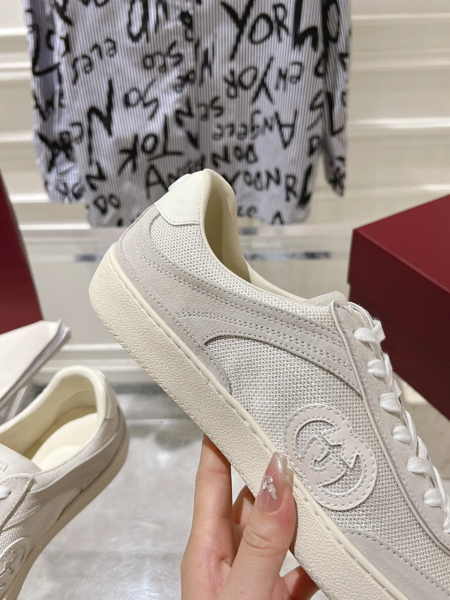 👟👟Ex-factory price 540👟👟Men's size +10 New upgraded version🔥Gucci 2024 new white shoes casual shoes hot recommendation, original TPU soles, original fabrics, original sheepskin lining sheepskin feet🔥Original cover craftsmanship is reproduced one to one! The pursuit of ultimate comfort! 🔥🔥 [Love] Fabric: Imported cow suede + mesh [Love] Packing: Counter-matched red shoe box ➕ Aviation airplane box [Love] Code number: 35-45
